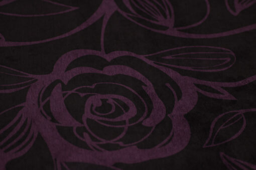 Fabric Store - Ύφασμα εμπριμέ μαύρο με μωβ λουλούδι, με φάρδος 1.40m. Εξαιρετικής ποιότητας, σε τιμή προσφοράς για ταπετσαρίες επίπλων στο σπίτι ή τους επαγγελματικούς σας χώρους.